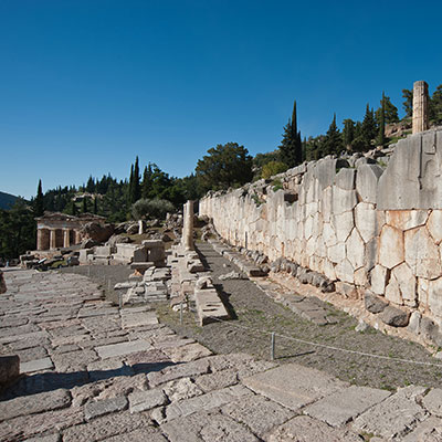 Le portique des Athéniens et le mur polygonal